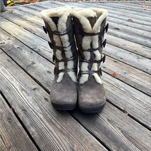 Women’s Suede earth Lodge Caribou Boots - Size 9